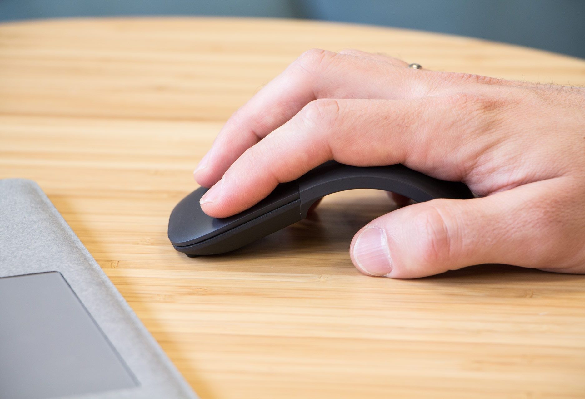 Microsoft Arc Mouse w dłoni