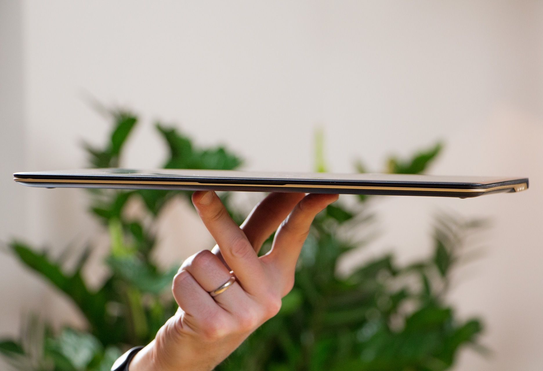 Acer Swift 7 laptop na dłoni