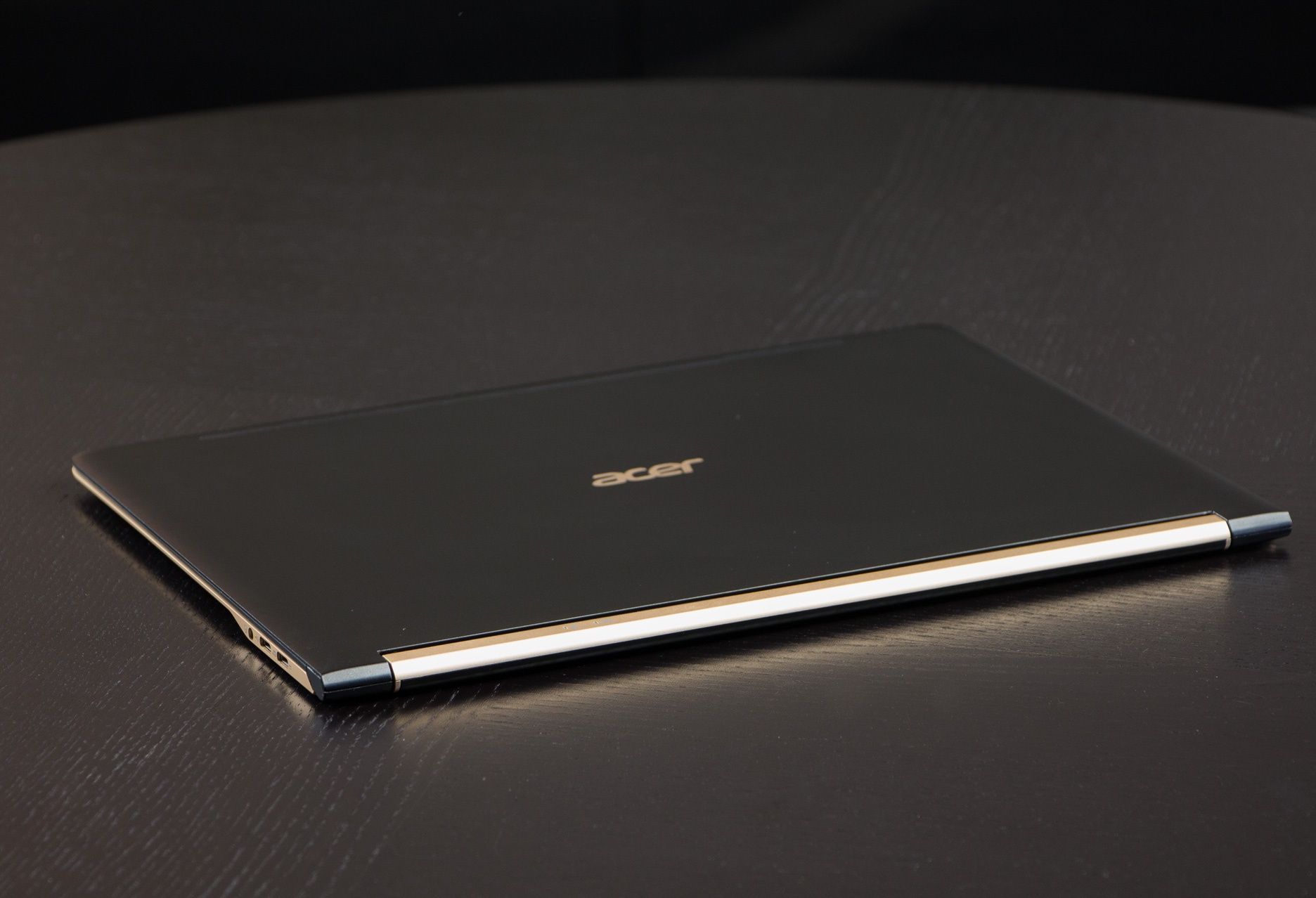 Acer Swift 7 pokrywa ekranu