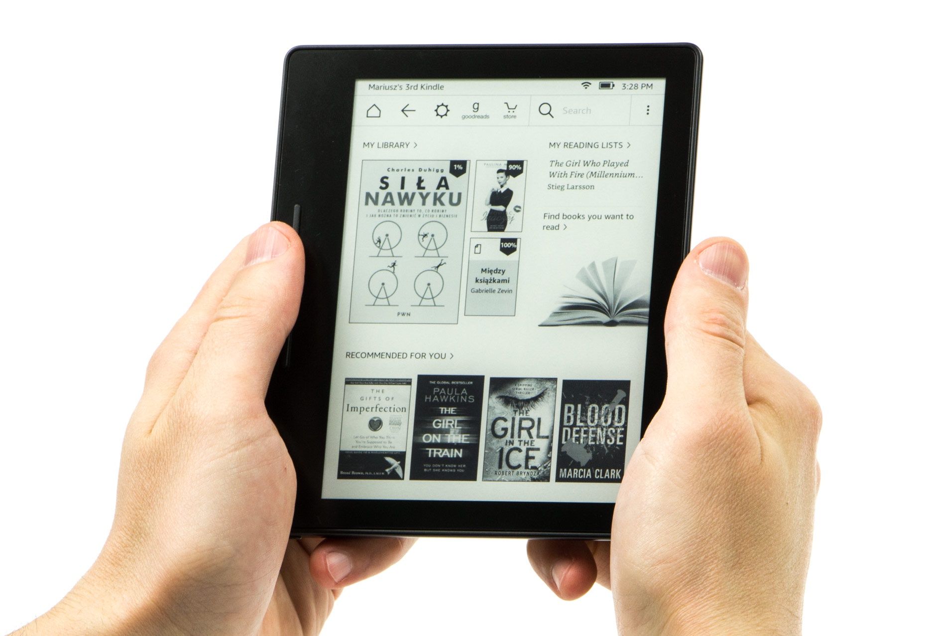 Kindle Oasis czytnik trzymany oburącz