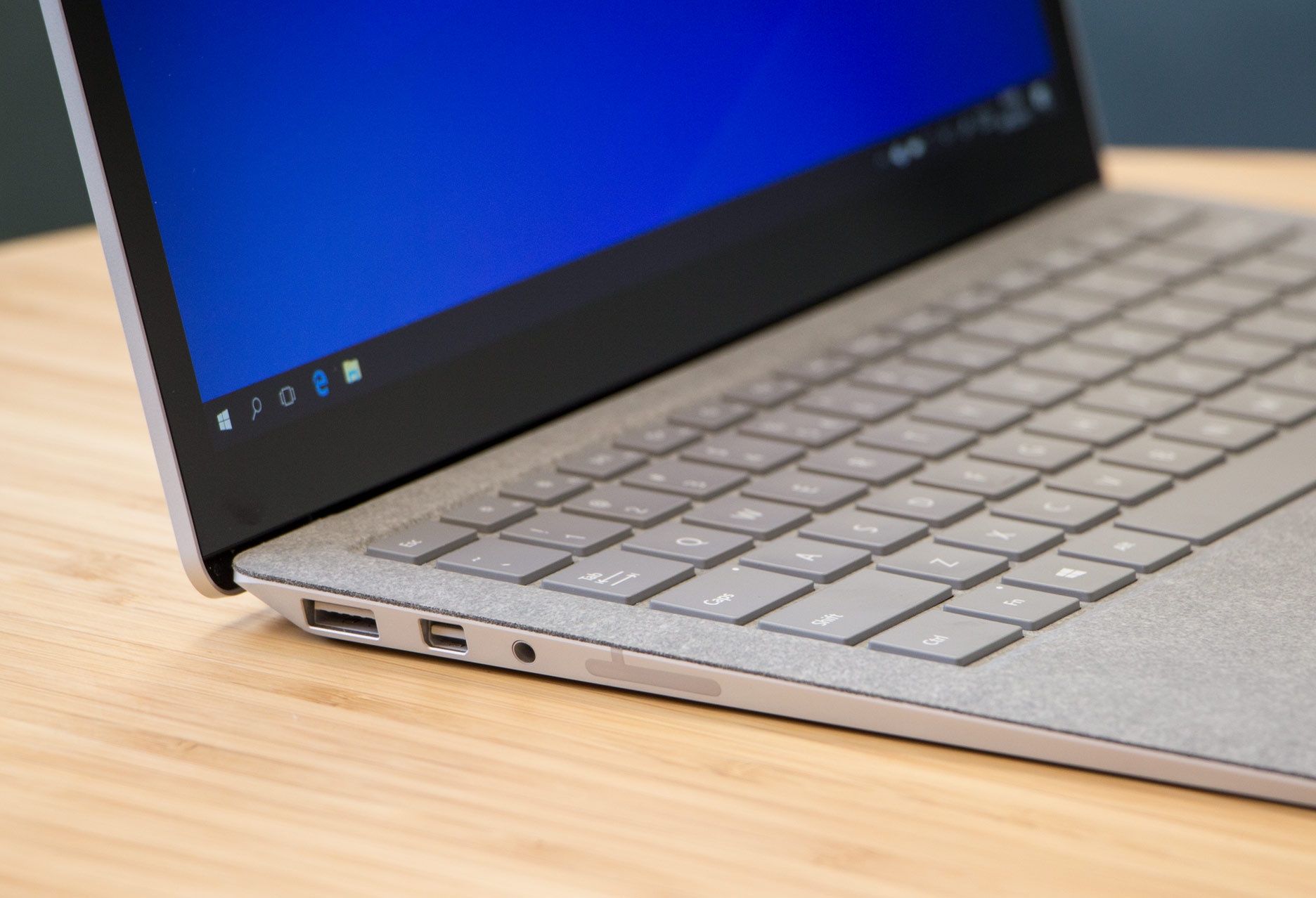 Microsoft Surface Laptop lewy bok