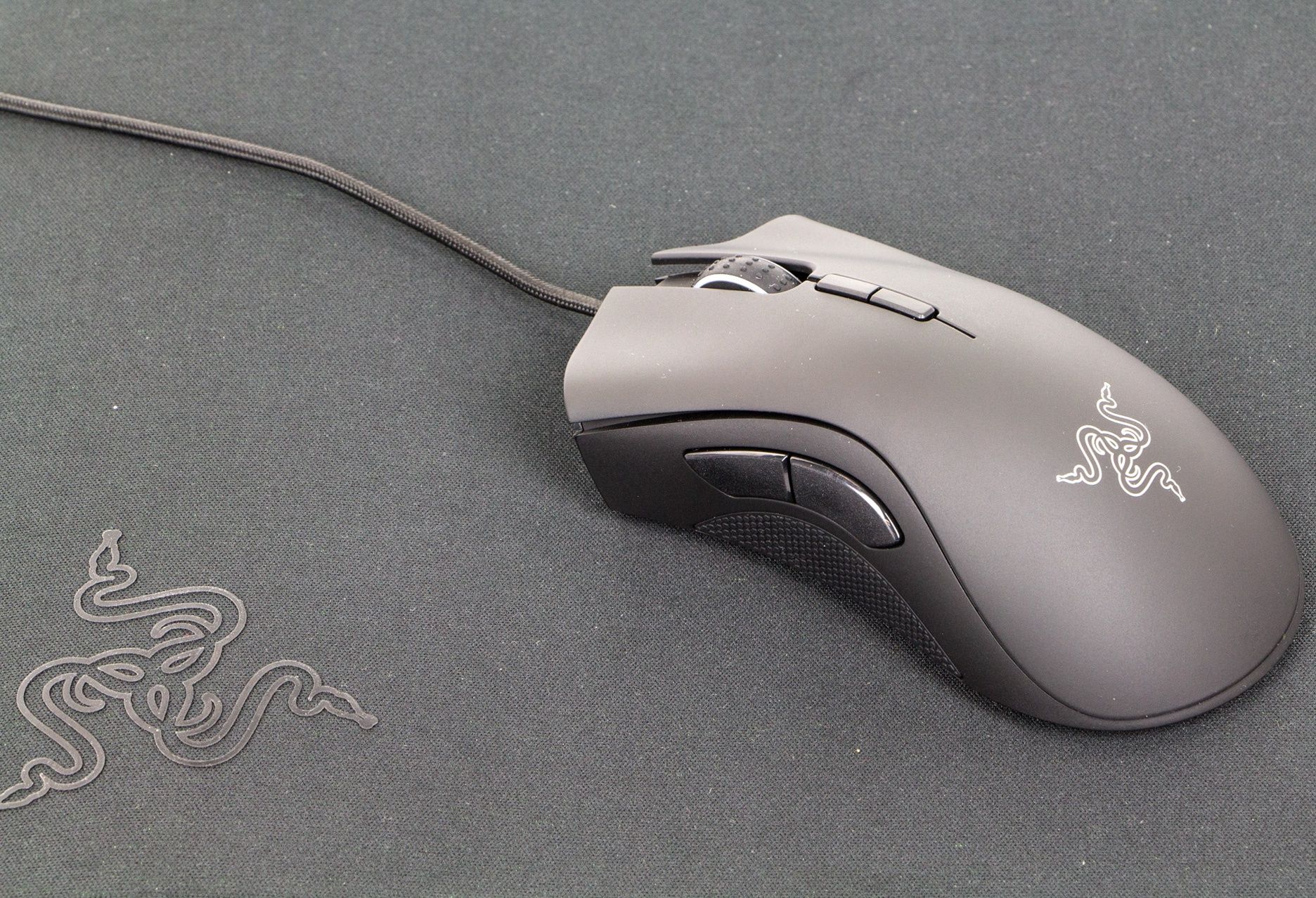 Razer DeathAdder Elite na podkładce Razer Gigantus