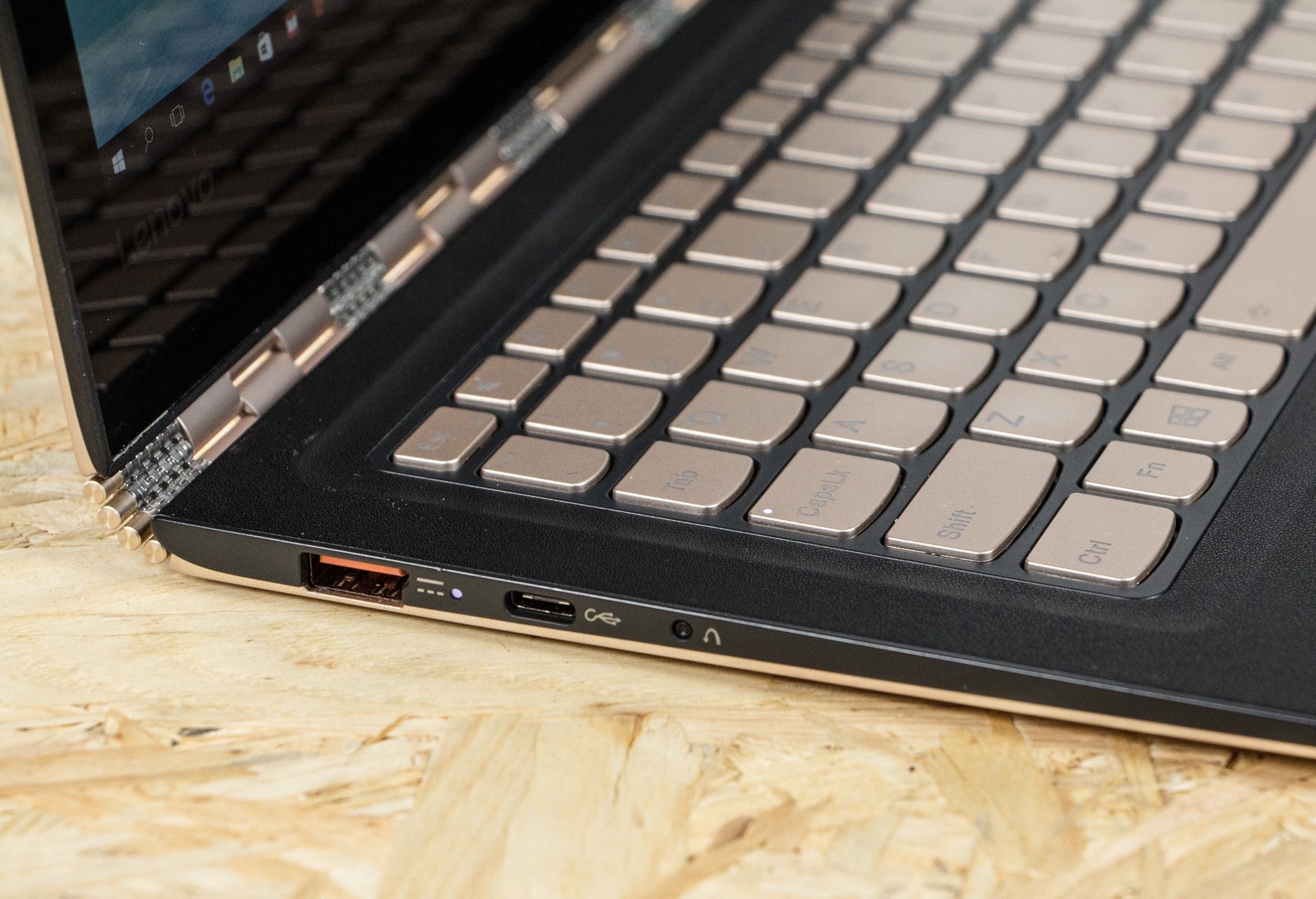 Lenovo Yoga 900s bok lewy