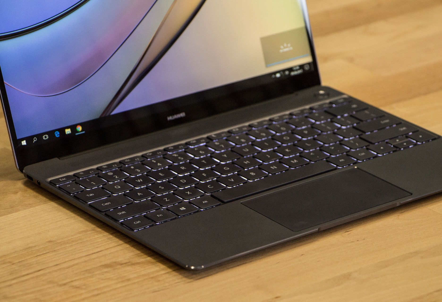 Huawei MateBook X podświetlana klawiatura