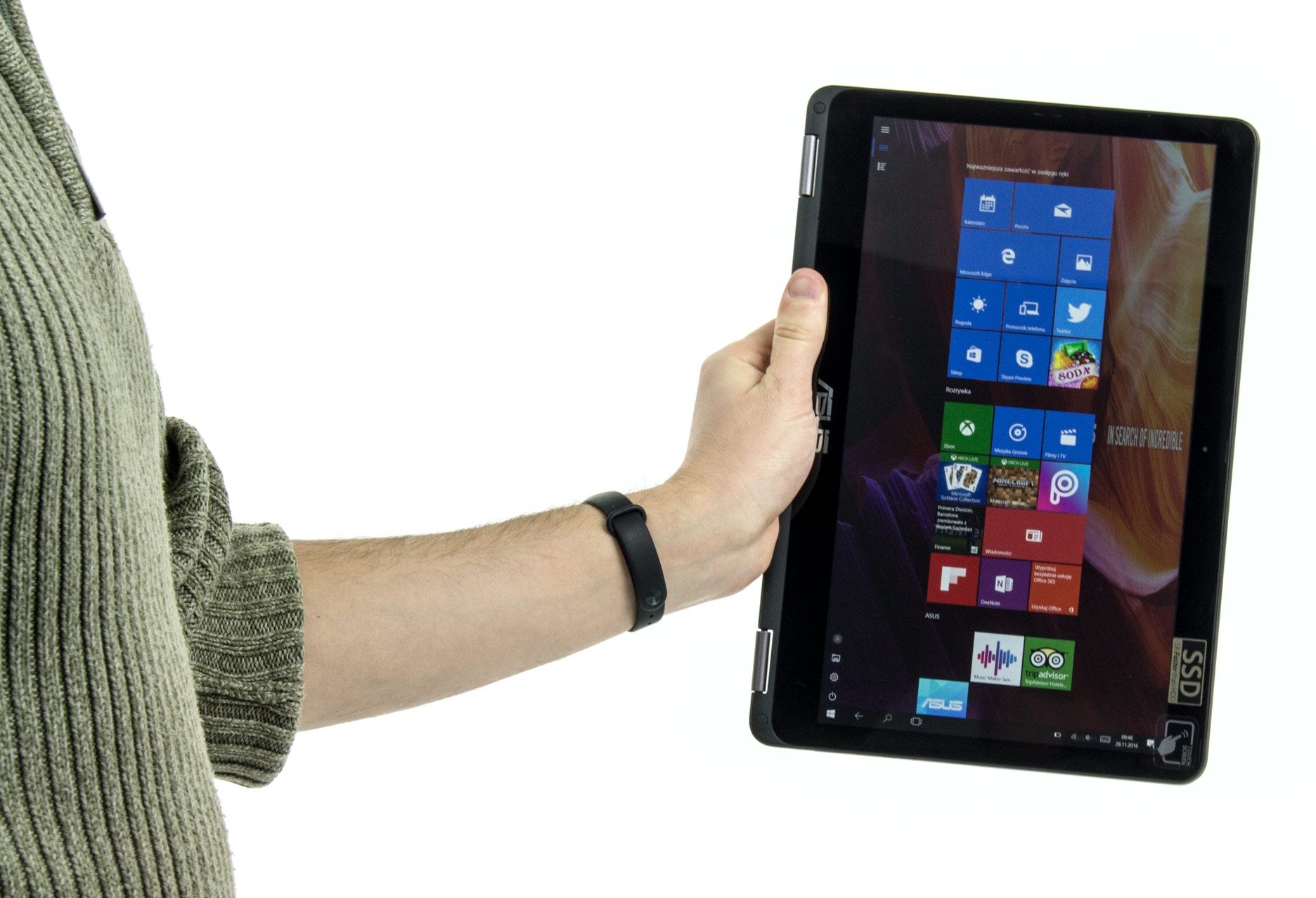 Asus Zenbook Flip UX360CA w ręce