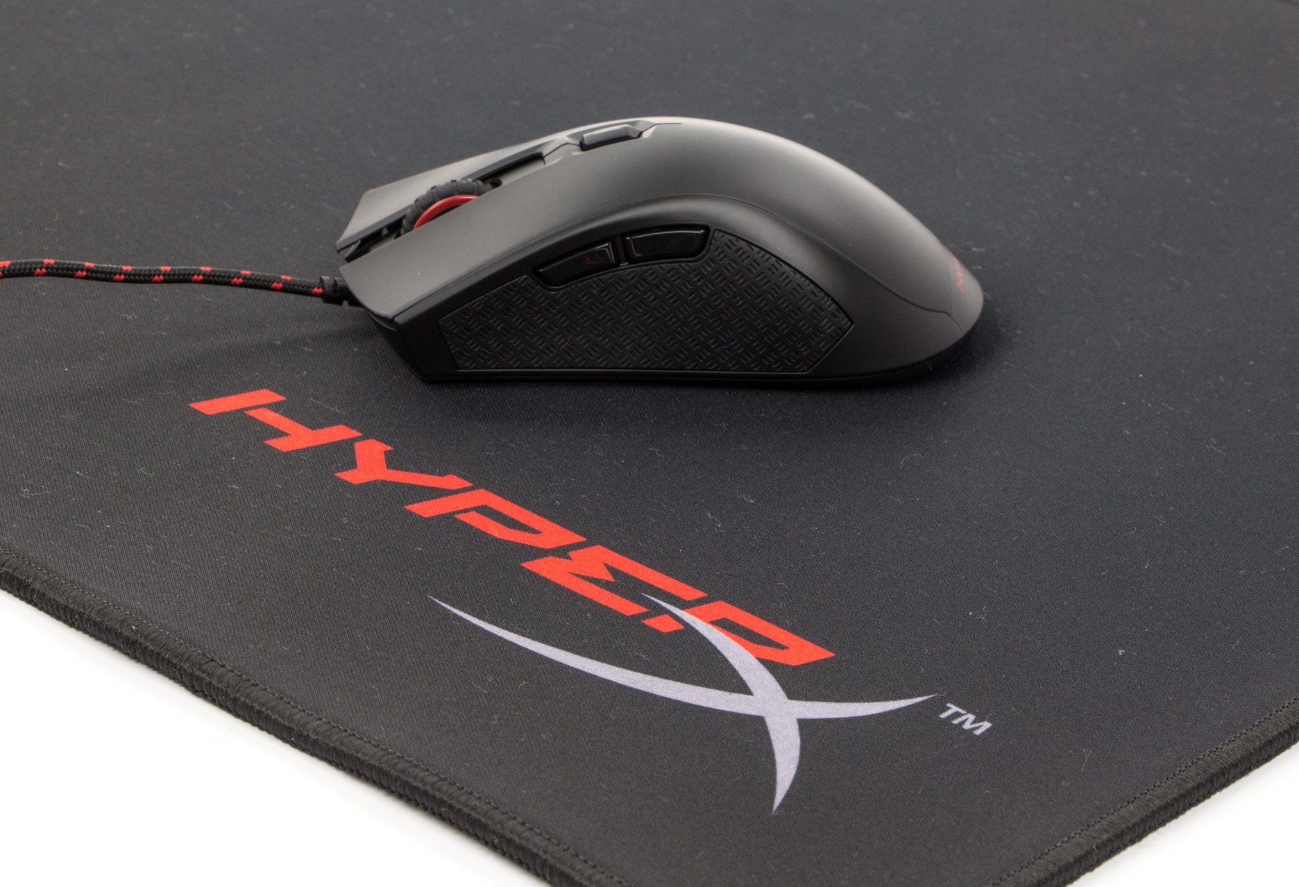HyperX Pulsefire FPS leżąca na HyperX Fury S XL