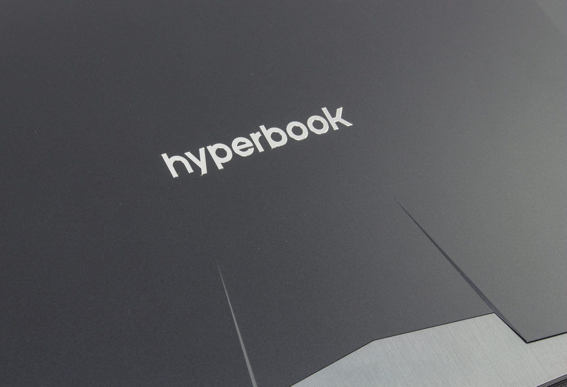 Hyperbook X77DM-G pokrywa ekranu
