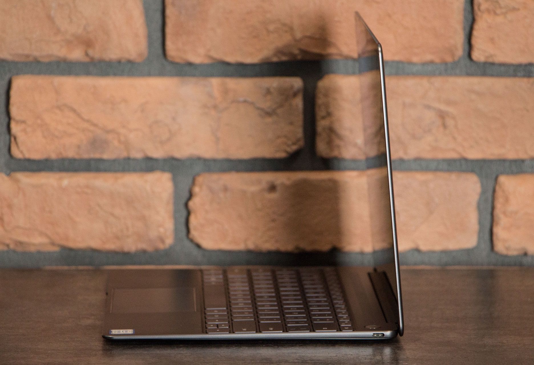 Huawei MateBook X bok