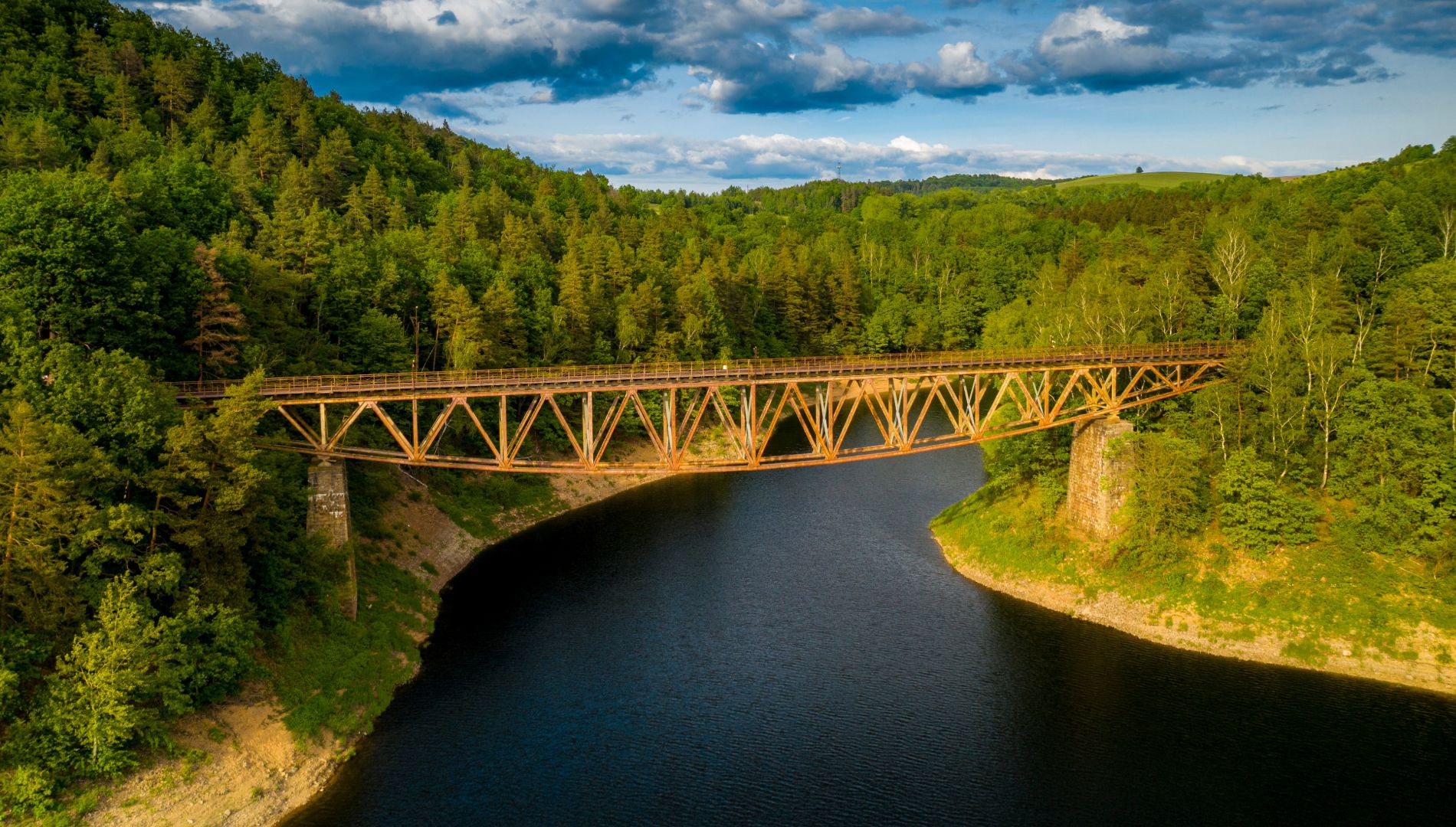 Historyczny most kolejowy nad rzeką Bóbr w Pilchowicach