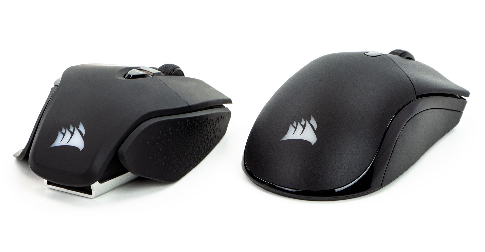 Corsair M65 RGB Ultra Wireless vs Corsair Sabre RGB Pro Wireless - dwie myszki od tyłu