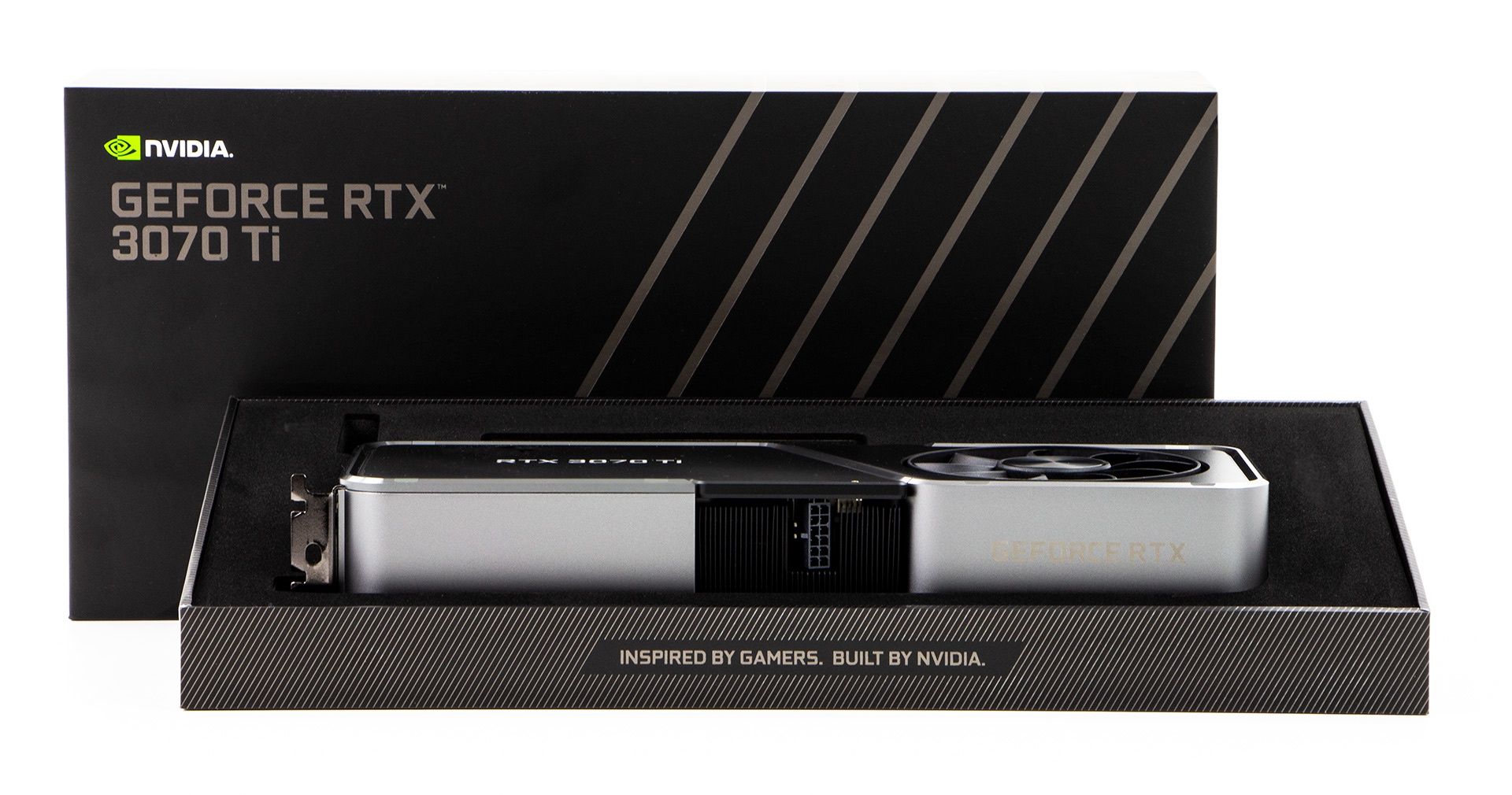 NVIDIA GeForce RTX 3070 Ti FE obok pudełka