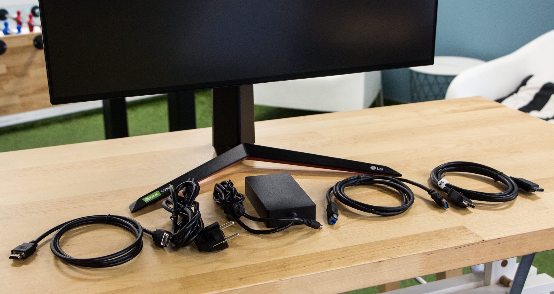 LG 27GN950-B - akcesoria dostępne w zestawie