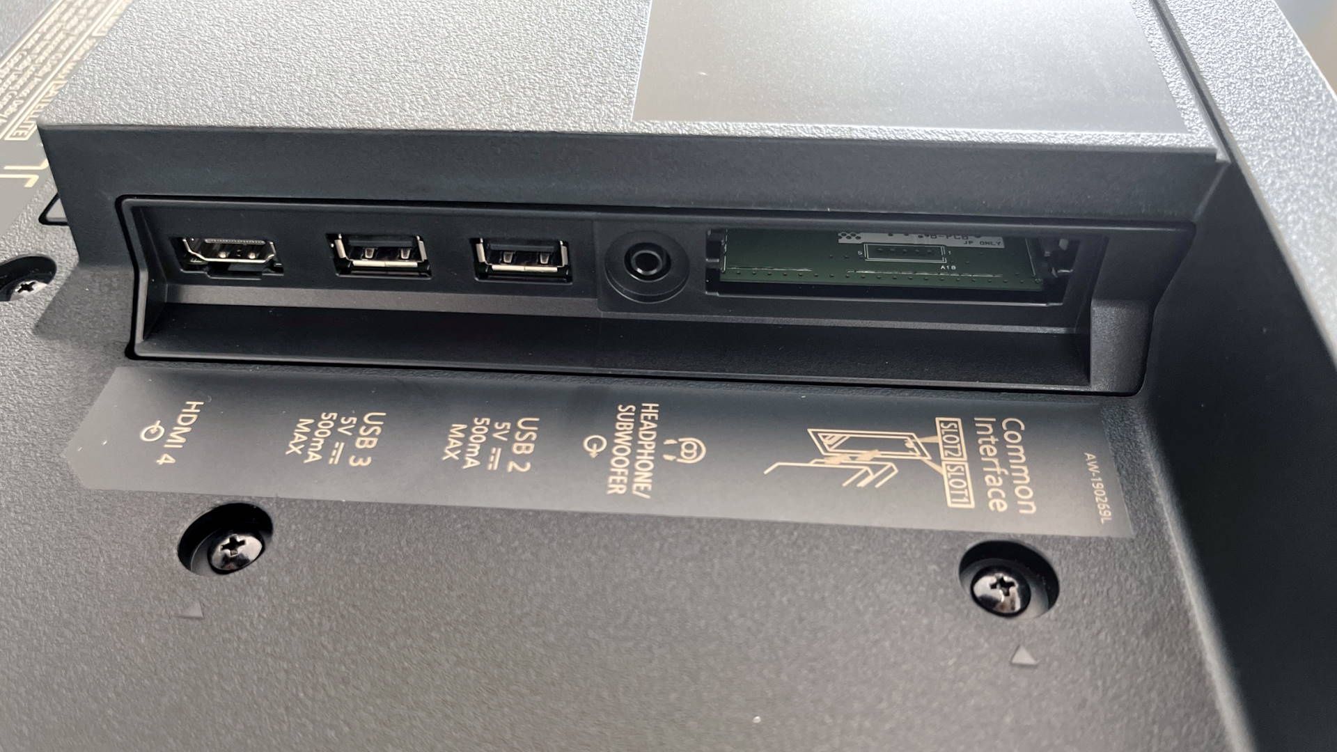 Panasonic TX-65JZ1500 - porty skierowne w bok