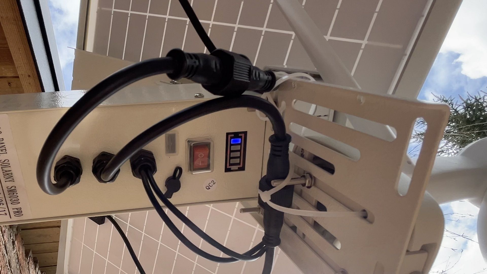 Orllo SM6030 Pro z kamerą Orllo Z7 - wskaźnik stanu nałodowania baterii