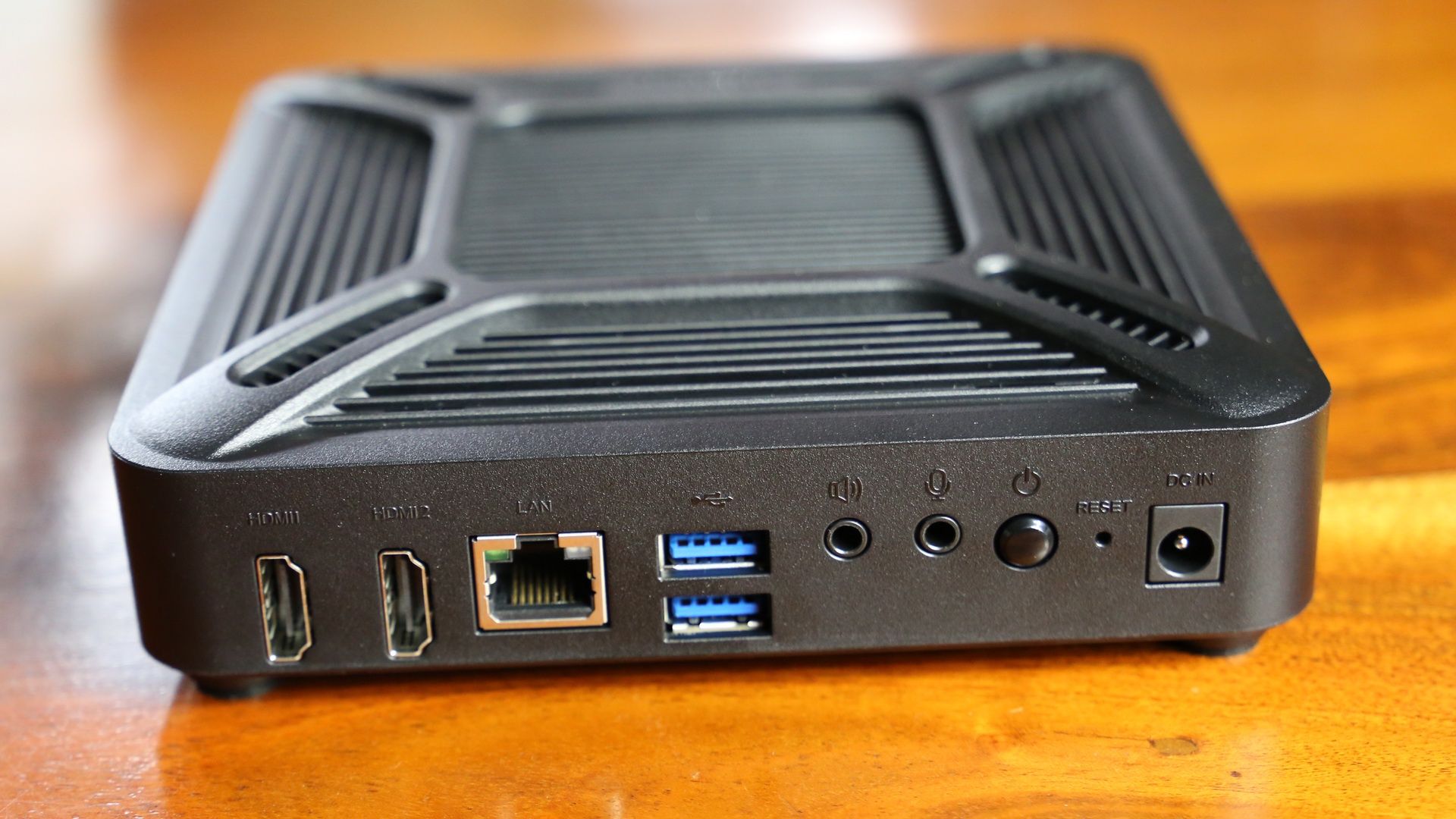 Synology VisualStation VS600HD - dostępne gniazda