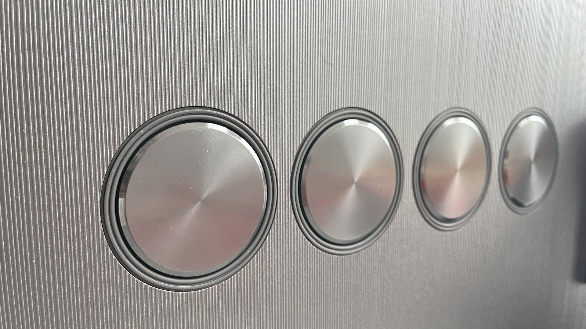Samsung QN800C - głośniki nieskototnowe