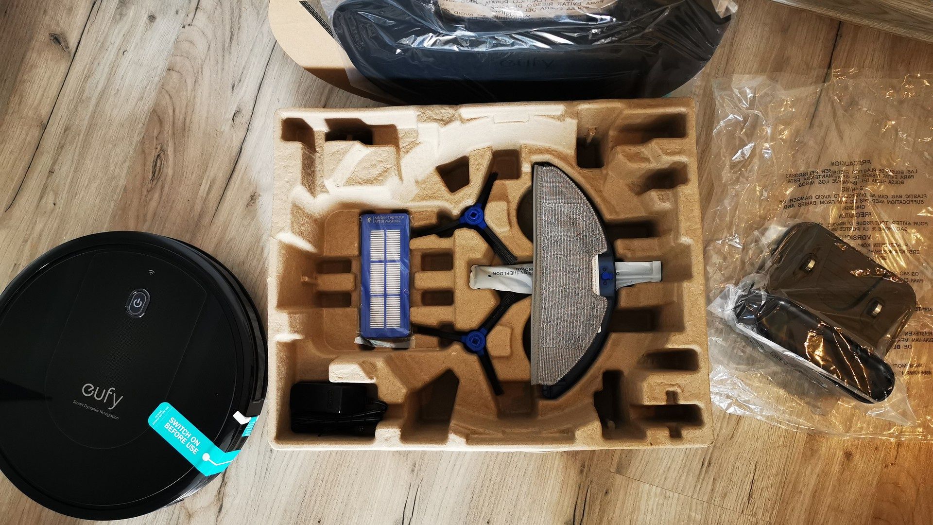 Eufy Robovac G10 Hybrid - cała zawartość pudełka