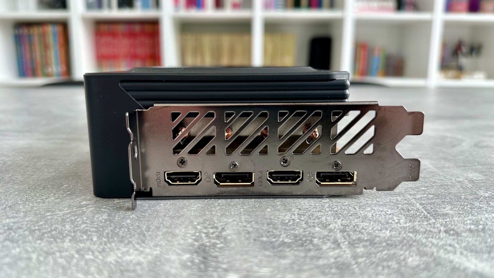 Gigabyte Radeon RX 7900 GRE Gaming OC - złącza wideo