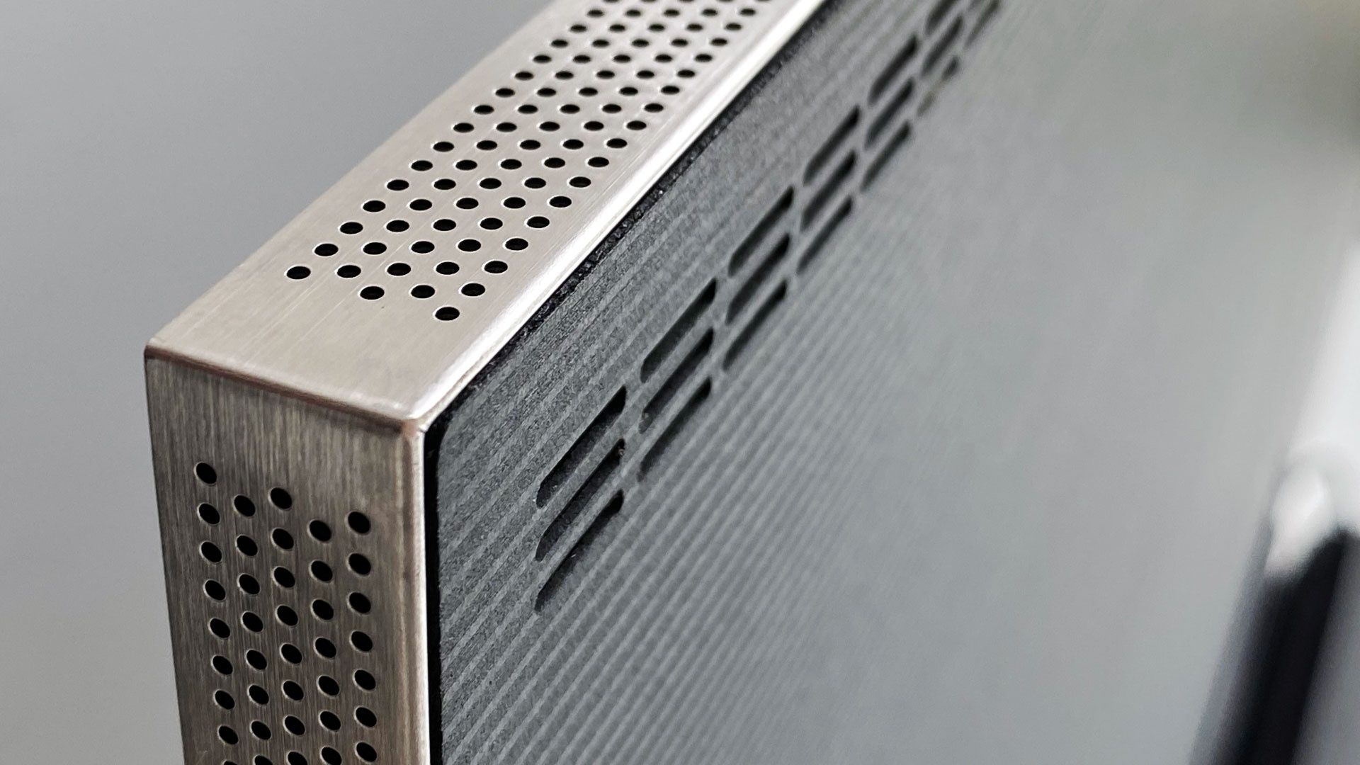 Samsung Neo QLED QN900A 75 - głośniki efektowe