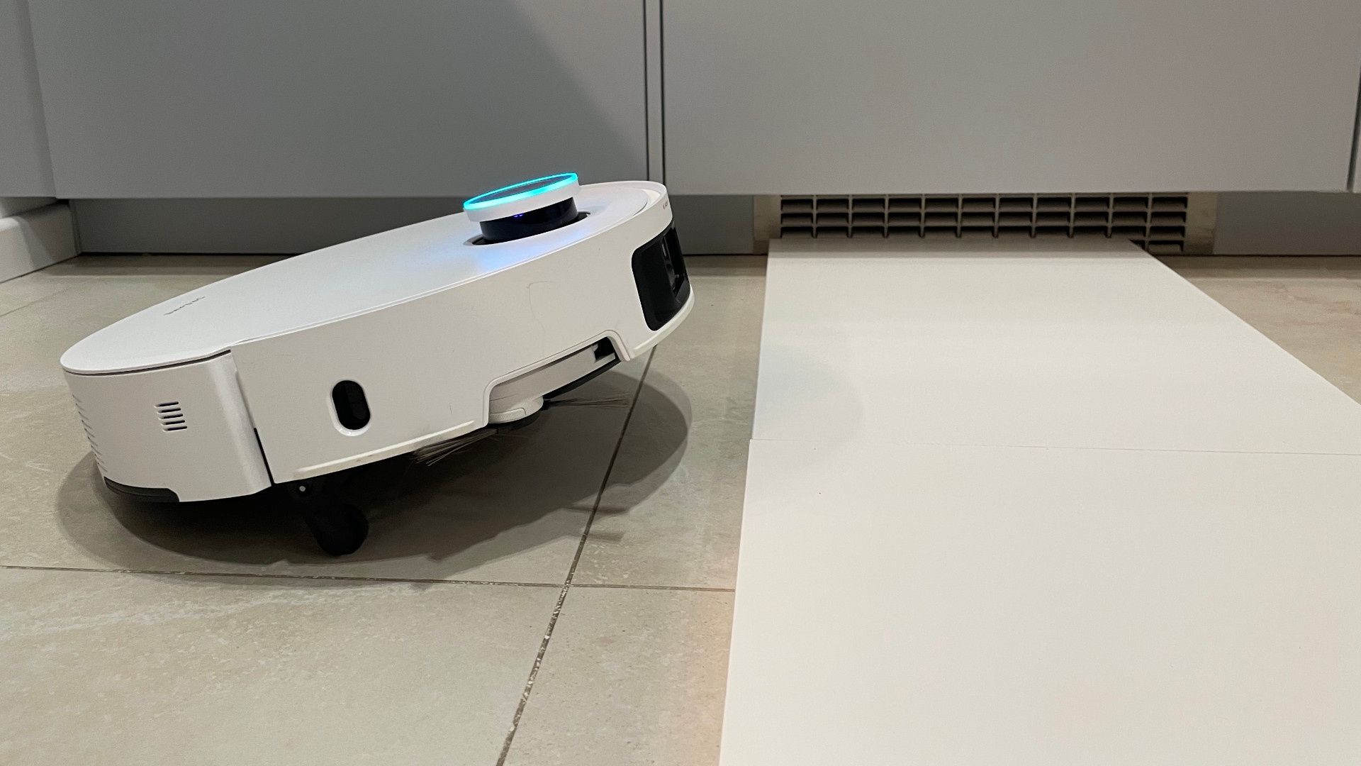 Robot Dreame X50 Ultra pokonuje próg około 2 cm