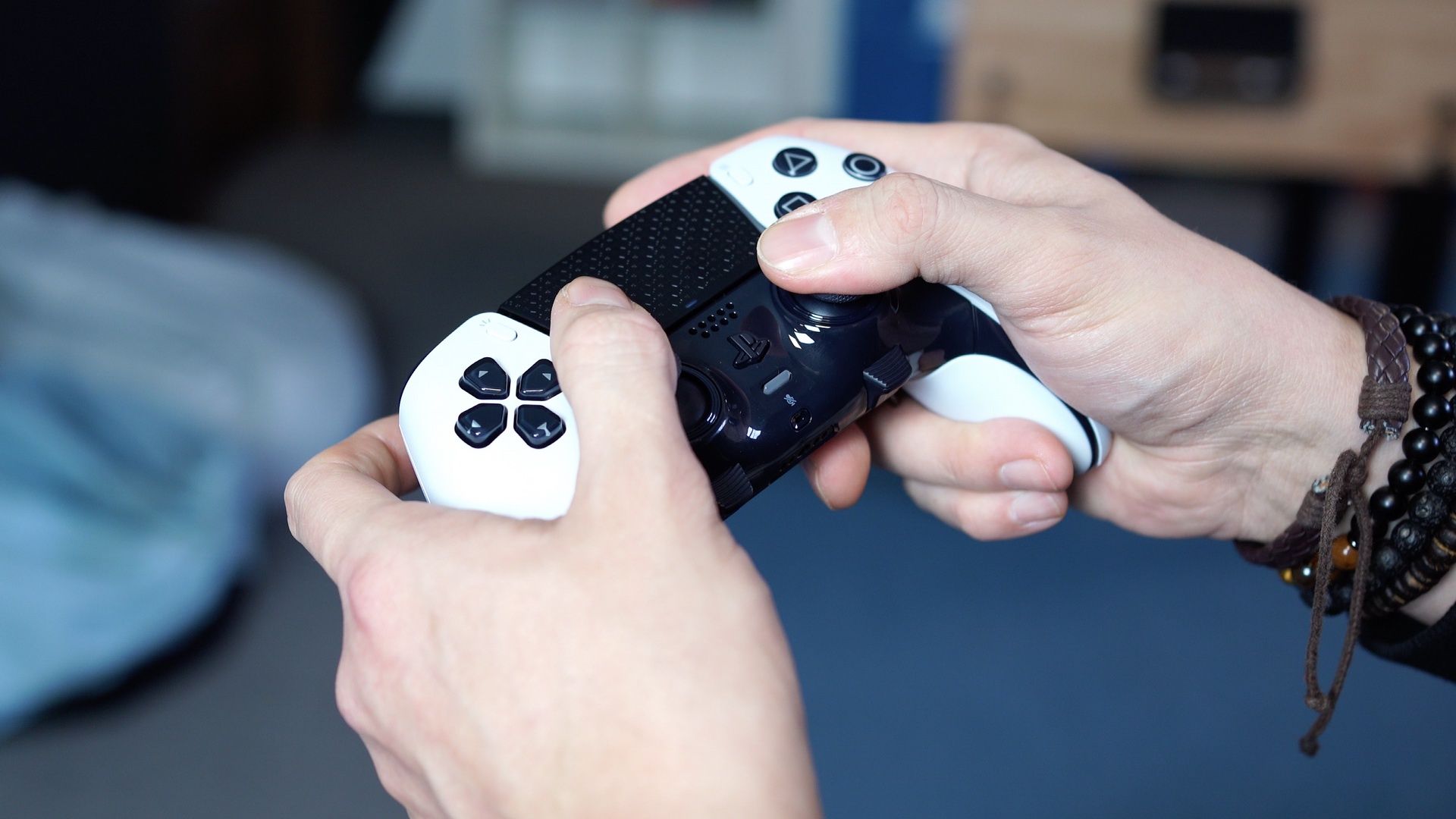 DualSense Edge - gamepad w dłoniach