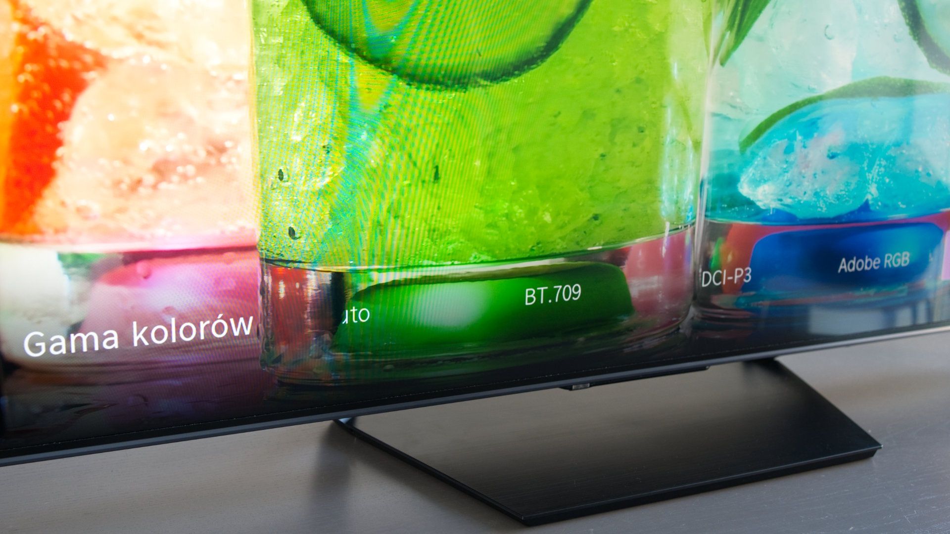 Hisense ULED 55U7NQ - podstawka