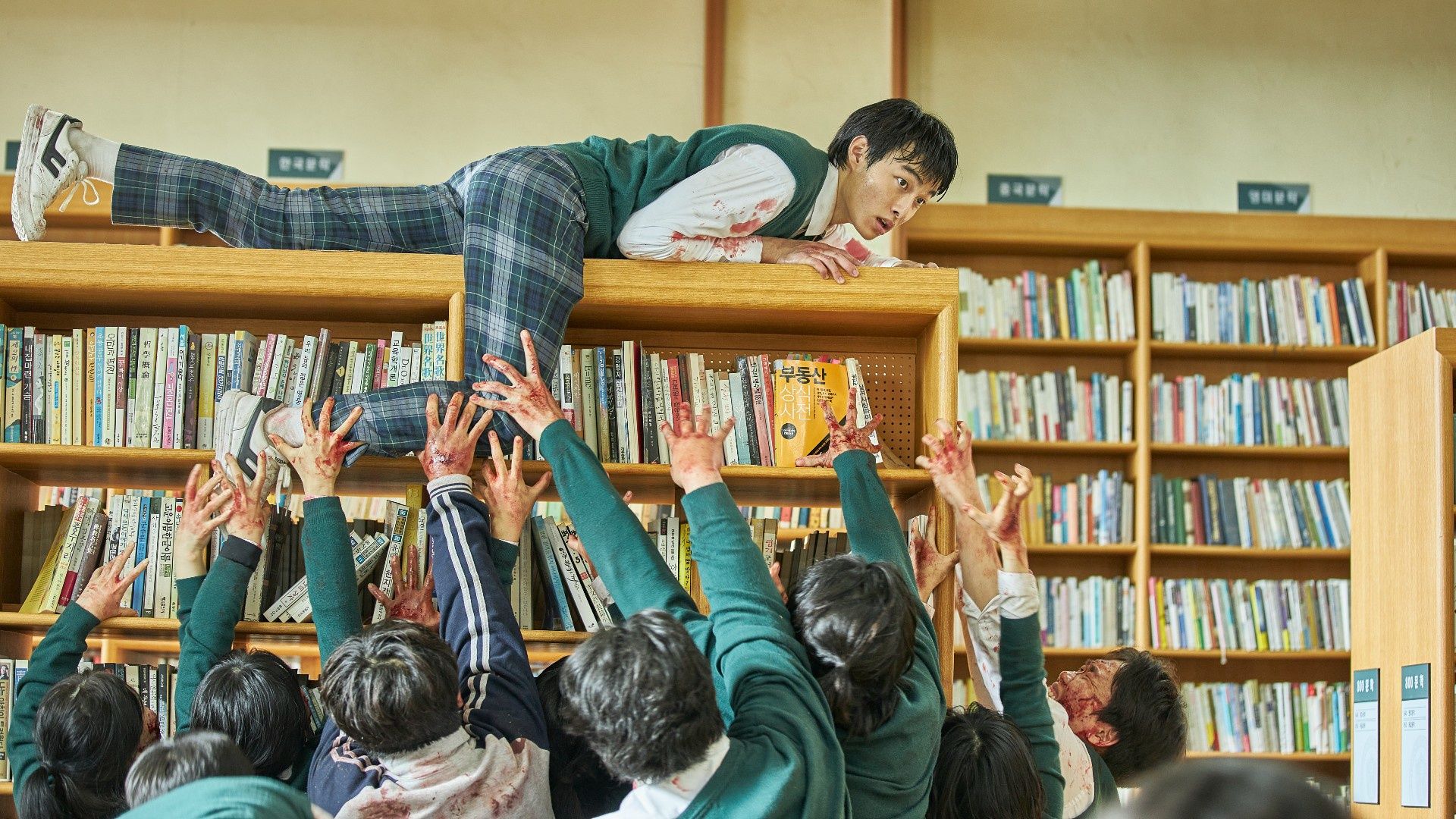 All of Us Are Dead - zombie w bibliotece