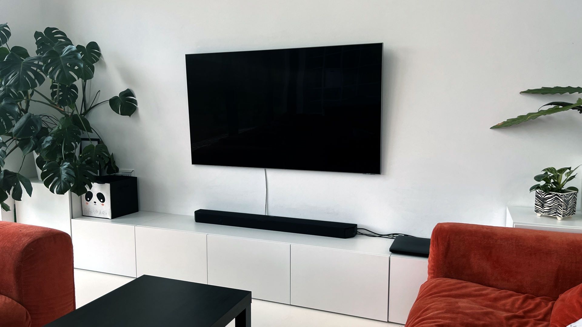 Samsung Neo QLED QN95B - na ścianie