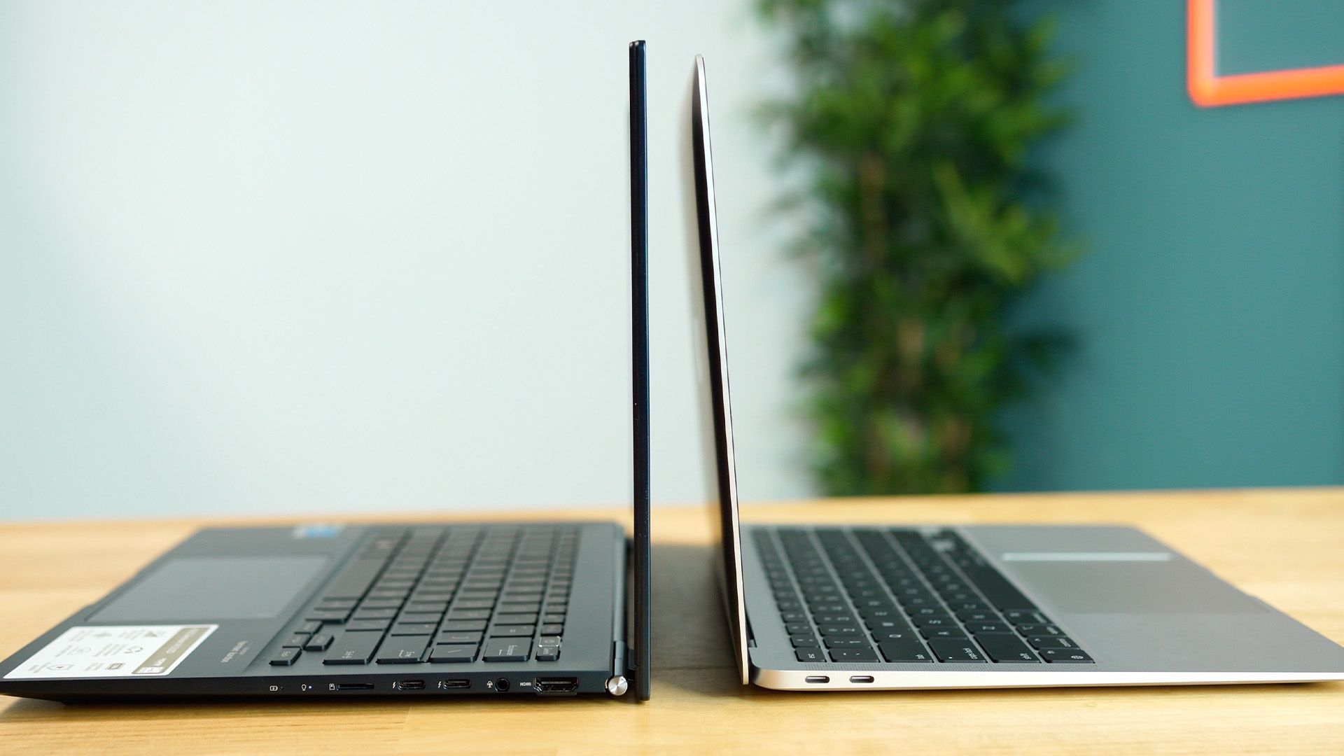 ASUS ZenBook 14 OLED obok MacBook Air M1 - bokiem