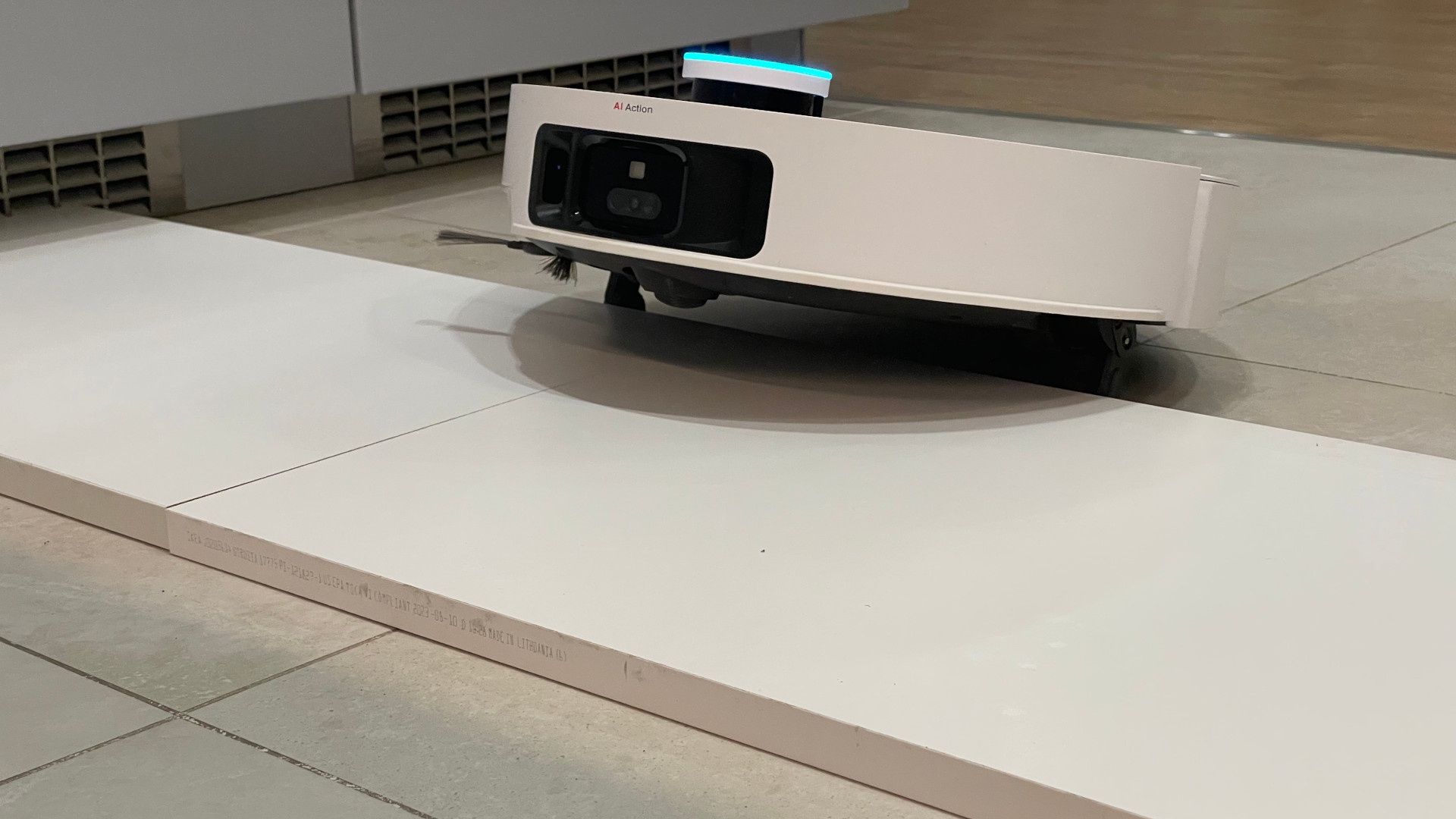 Robot Dreame X50 pokonywanie progu