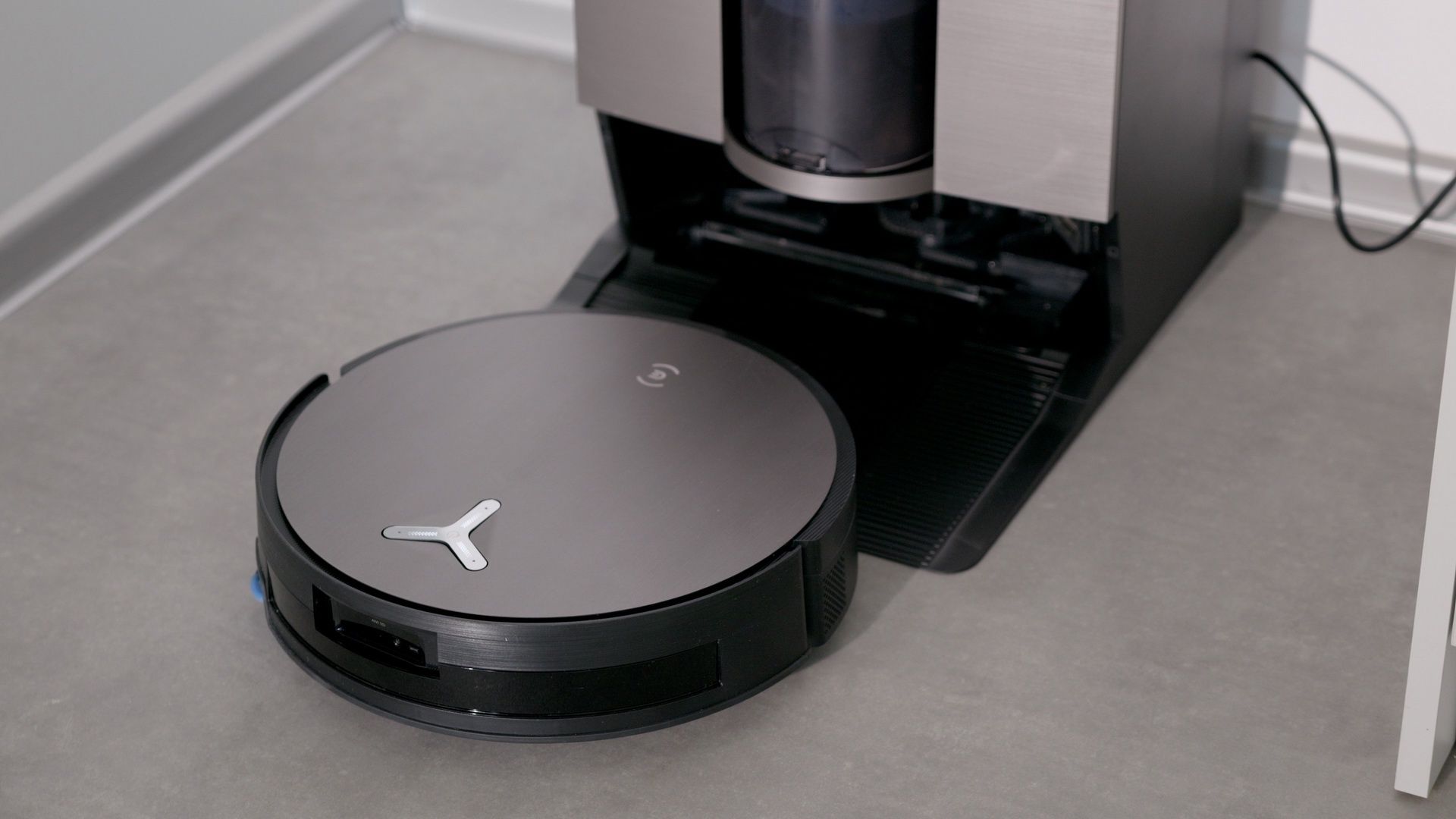 Ecovacs Deebot X11 OmniCyclone - wyjazd z bazy
