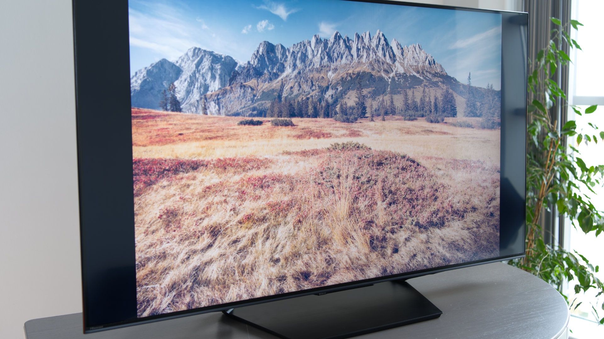 Hisense ULED U7NQ - lekko z boku