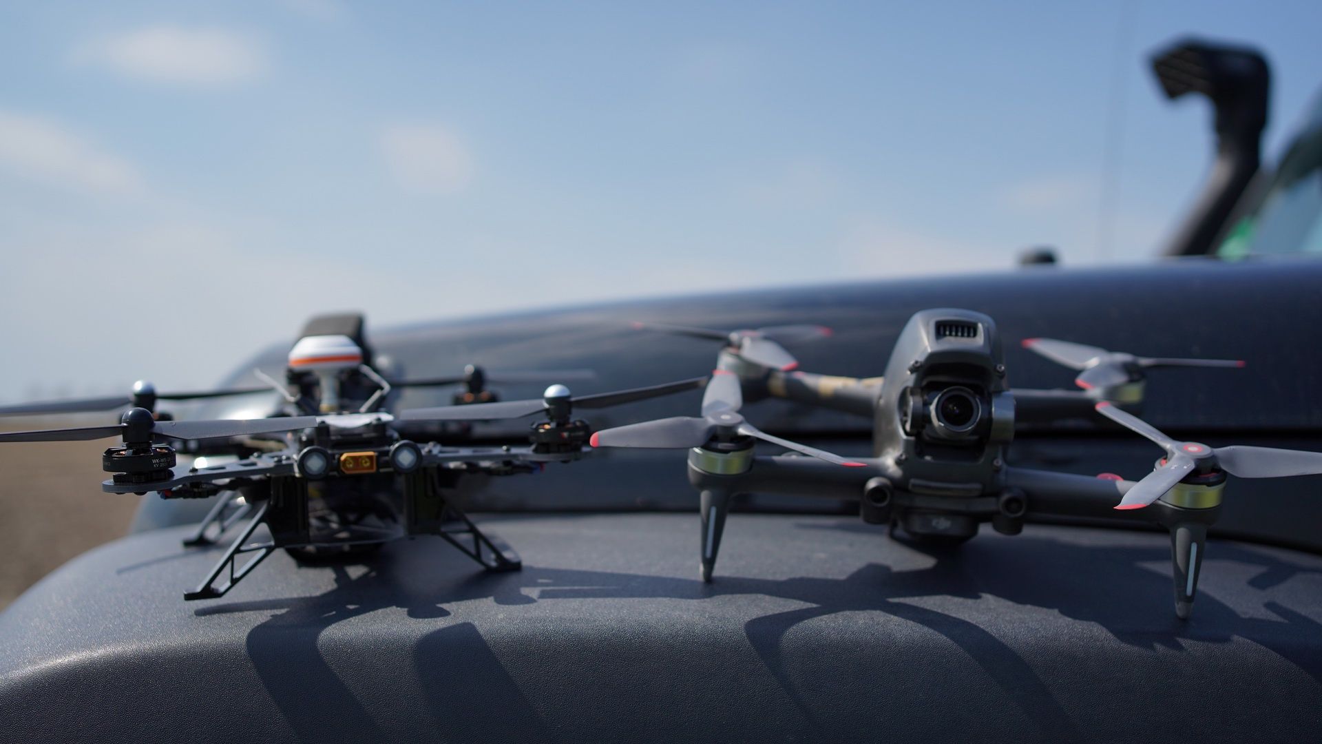 DJI FPV vs Walkera Runner 250 - widok z przodu