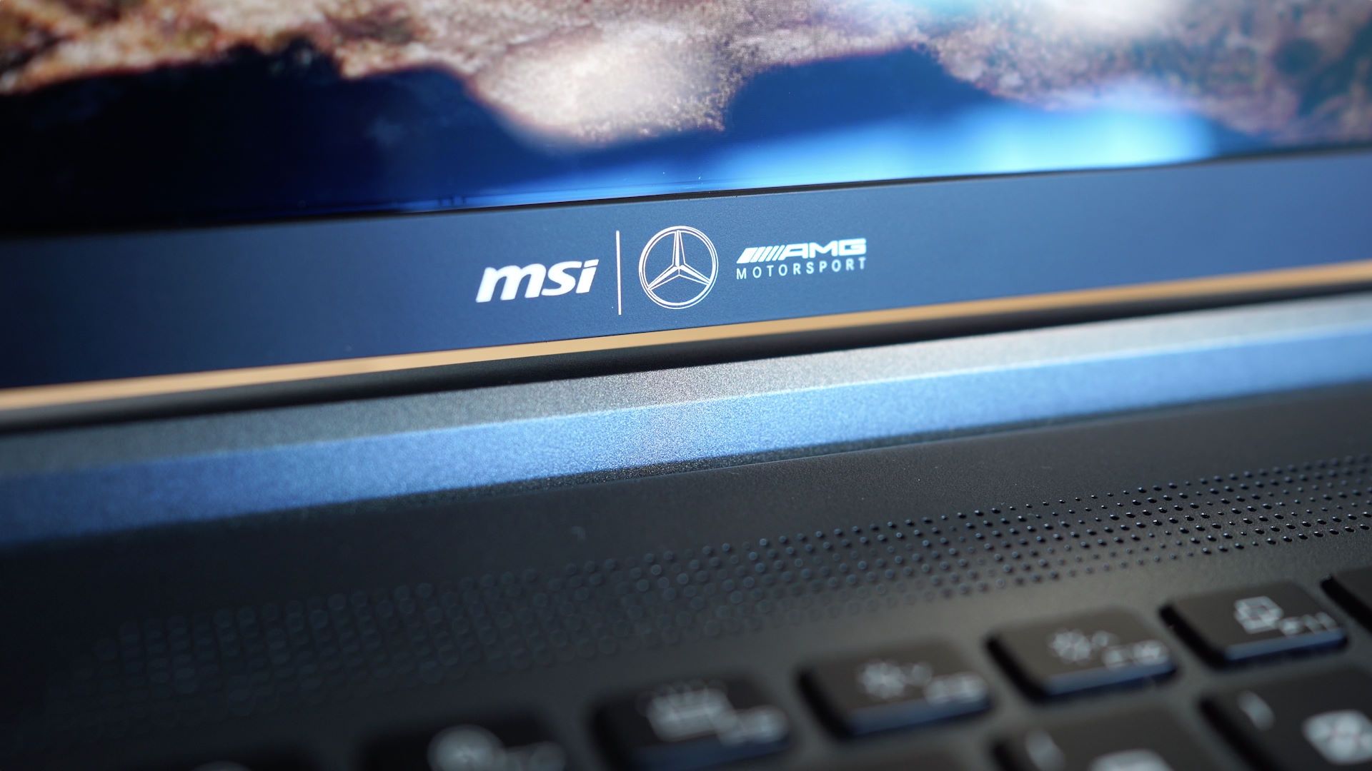 MSI Stealth 16 Mercedes-AMG - ozdoba pod matrycą