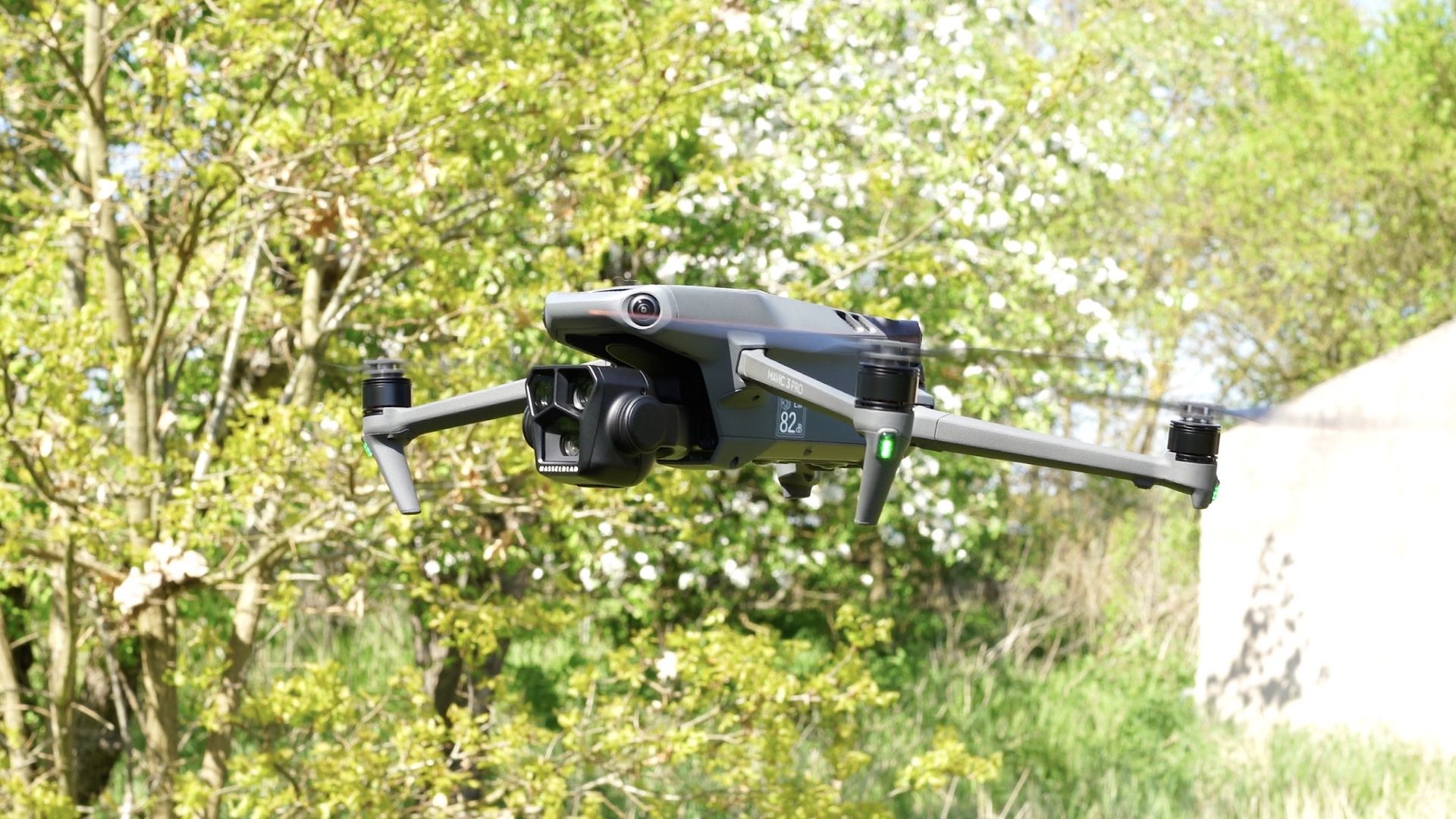Dji Mavic 3 Pro - ujęcie w locie z przodu