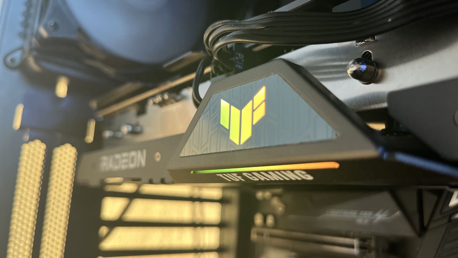 ASUS  Radeon RX 6500 XT Tuf Gaming OC 4GB - podświetlenie