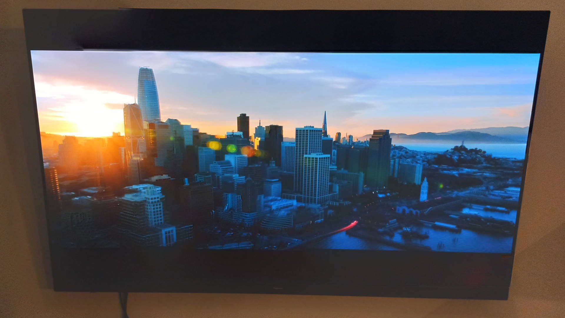 Panasonic TX-65HZ1500E - żywe kolory OLED