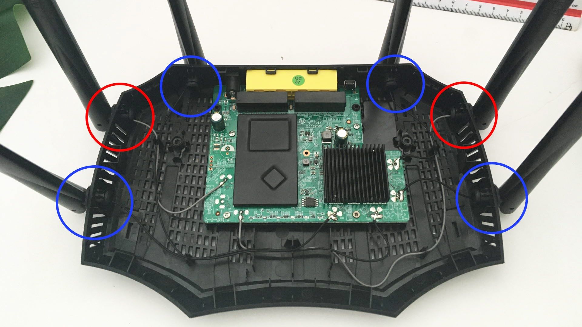 Router wieloantenowy w środku