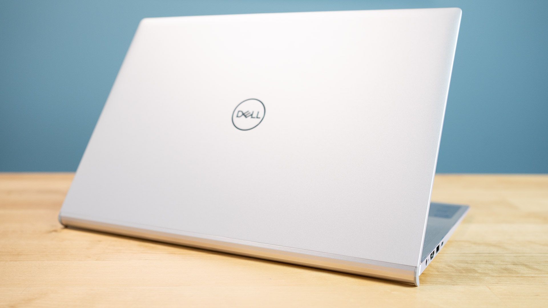 Dell Inspiron 14 7000 - od tyłu