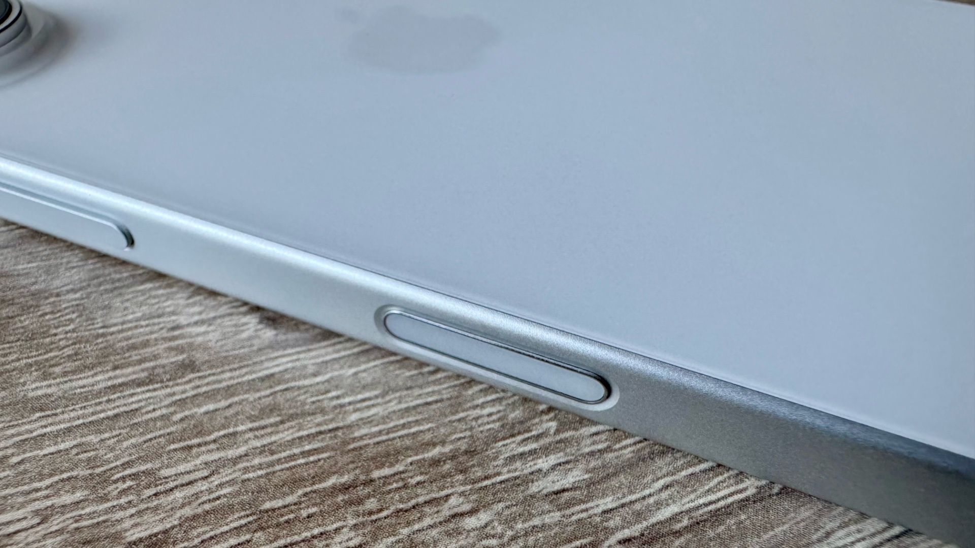 Przycisk sterowania aparatem w iPhone 16