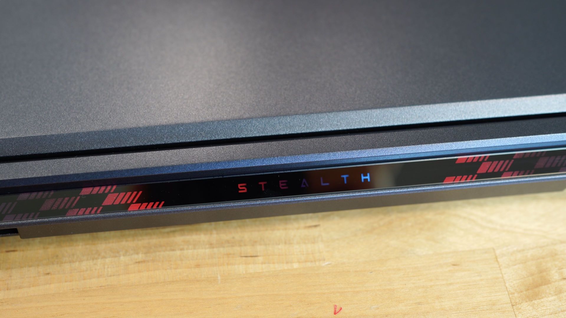 MSI Stealth 16 Mercedes-AMG - ozdoba z tyłu