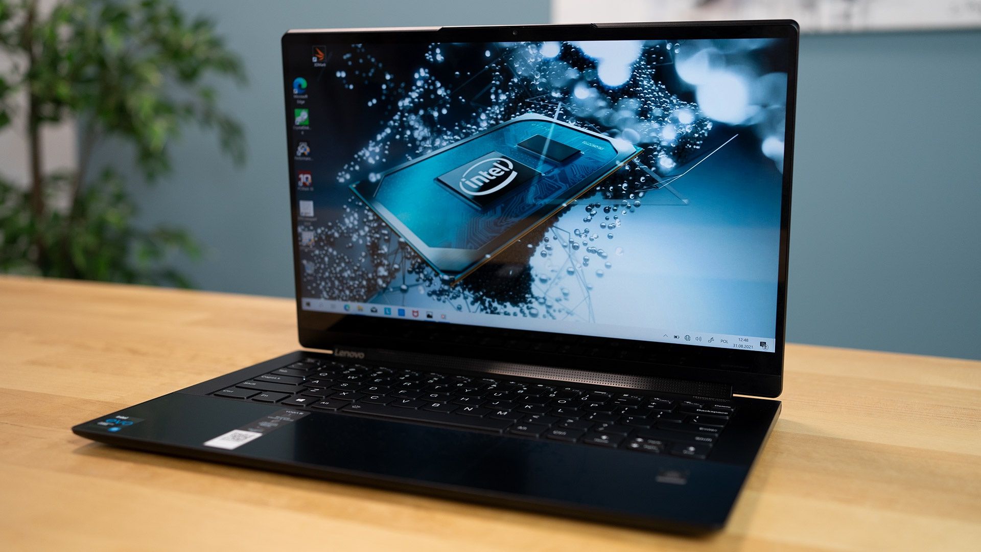Lenovo Yoga 9i - z profilu od przodu