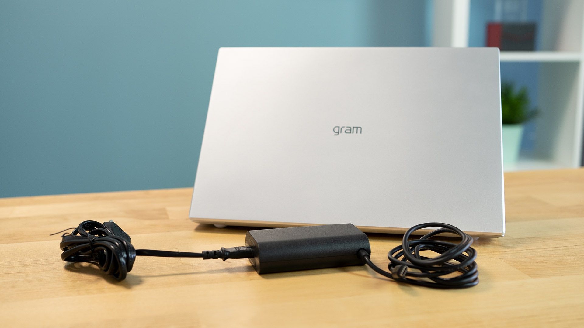 LG Gram 13 z zasilaczem (od tyłu)