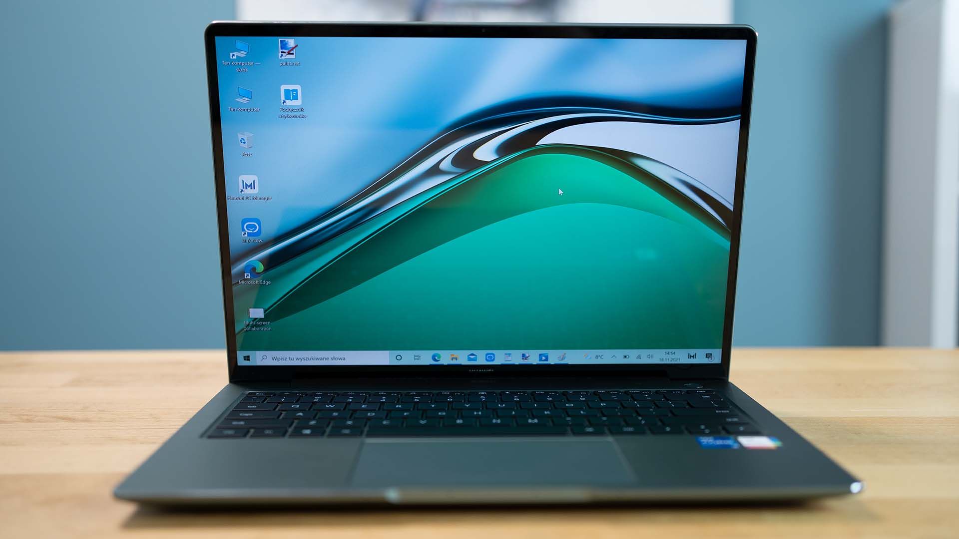 Huawei MateBook 14s na stole - taki miętowy :3