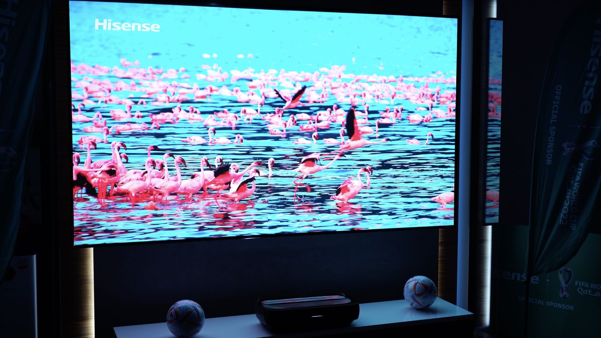 Hisense Laser TV 120L9G - projekcja w nocy