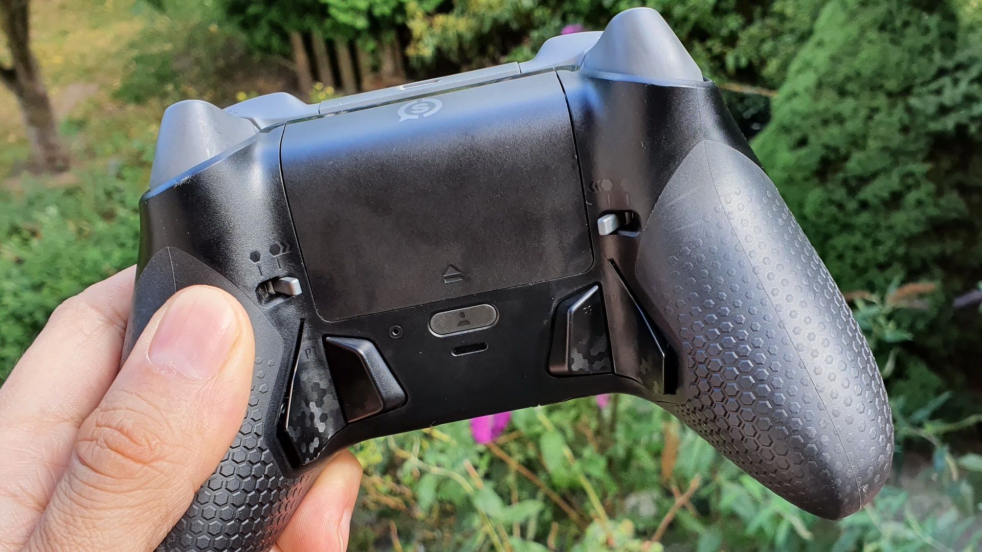 SCUF Instinct Pro - widok z tyłu