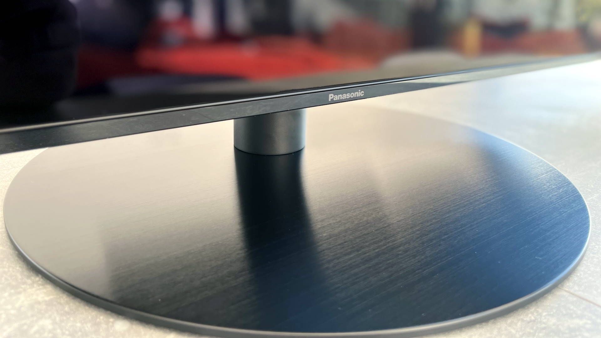 Panasonic TX-65JZ1500 - podstawa zamontowana na TV