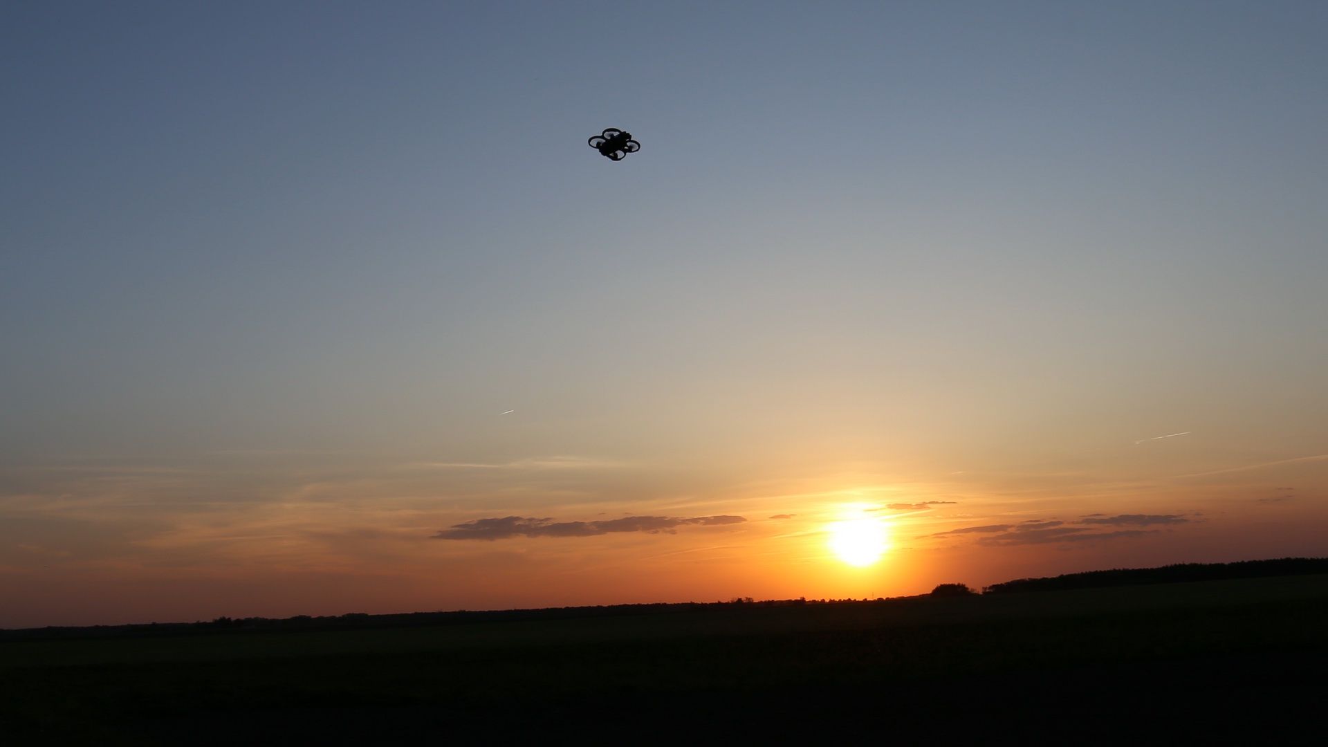 Dji Avata 2 - dron na tle zachodzącego słońca
