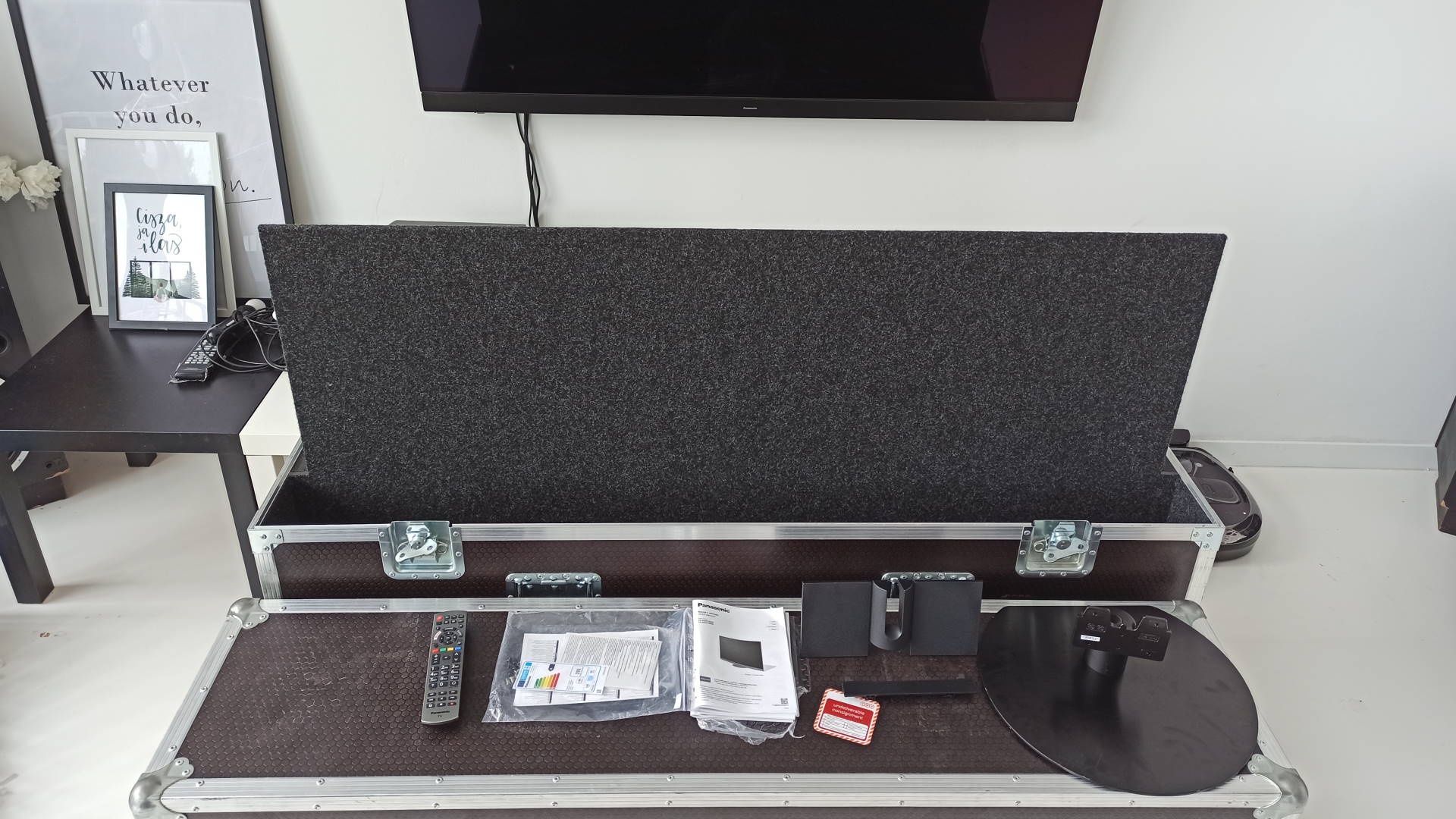 Panasonic TX-65HZ1500E - zawartość opakowania