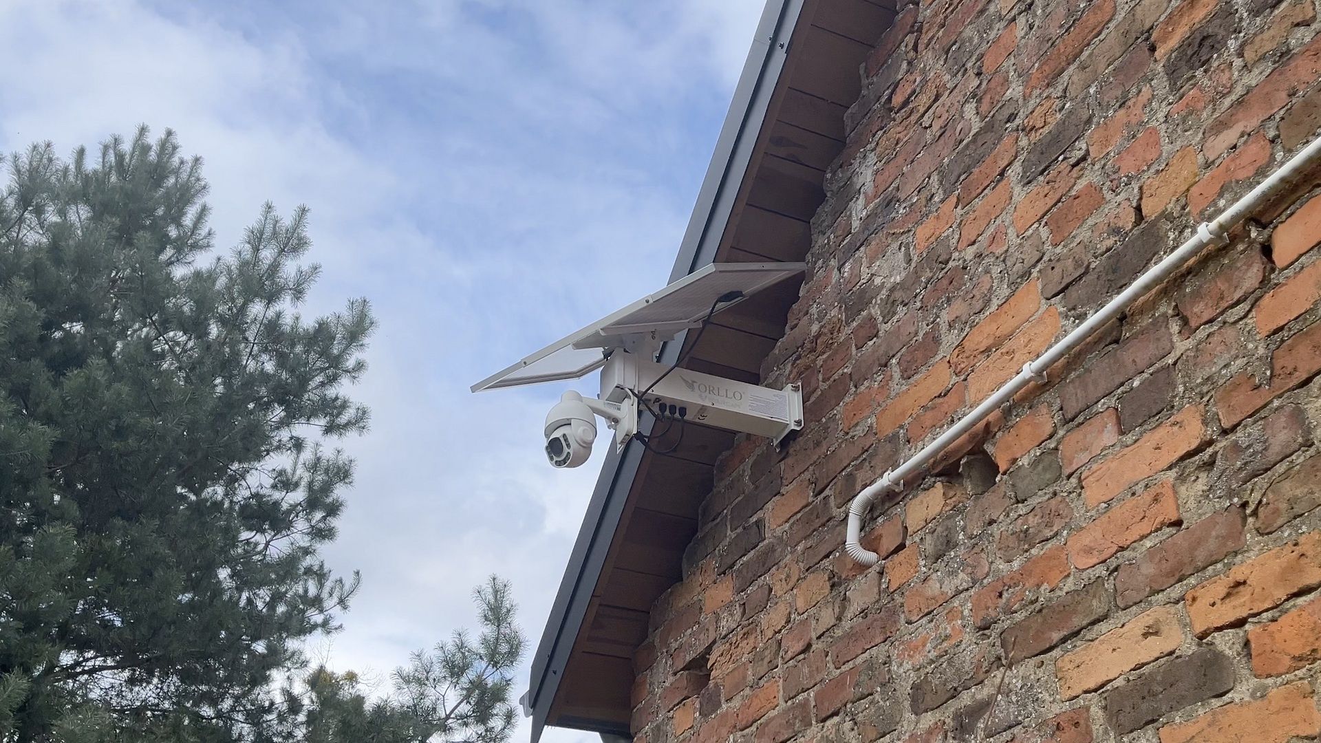 Orllo SM6030 Pro z kamerą Orllo Z7 - zamontowane na budynku